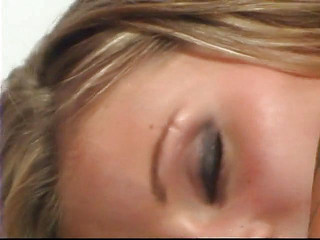 Dangerous Teens: Teen pár je rozkošný na kožené pohovce, zatímco rodiče jsou...