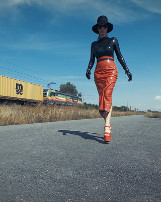 Latex Everest: Simon O. Hobbleskirt de látex caminando