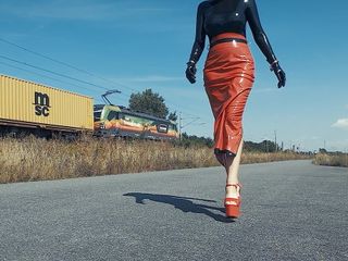 Latex Everest: Simon O. Latex Hobbleskirt Walking