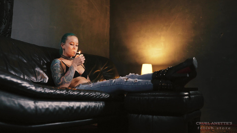Cruel Anettes fetish world: Anette röker i jeans och stövlar 4K