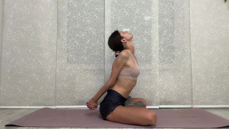 Gina Gerson: 单人瑜伽和性感撕裂我自己的衣服