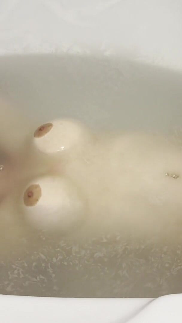 Sexy_Emeli: Respirazione sott'acqua con gli occhi aperti e non copre il...