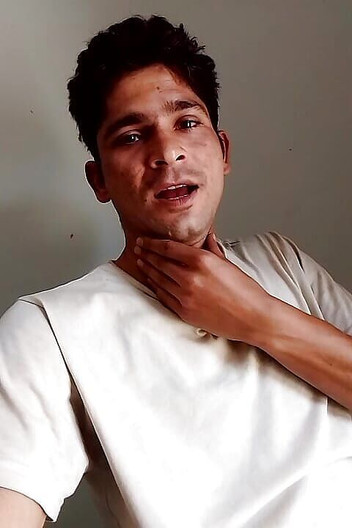 Gangbang straight: Penghormatan kencing oleh desi comel India