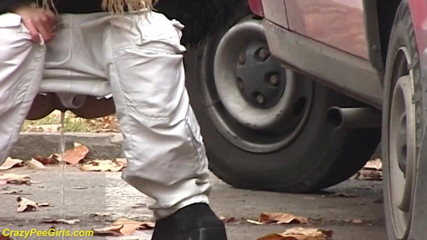 Crazy pee girls: Menina fazendo xixi entre os carros