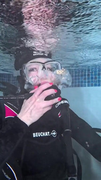 Bubble Tease: Podvodní JOI v plném potápění