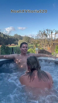 Seks luar dengan MILF blonde panas dalam tab mandi panas - Jakuzi