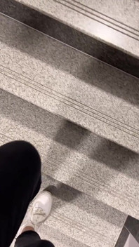 Berjalan dengan sepatu olahraga
