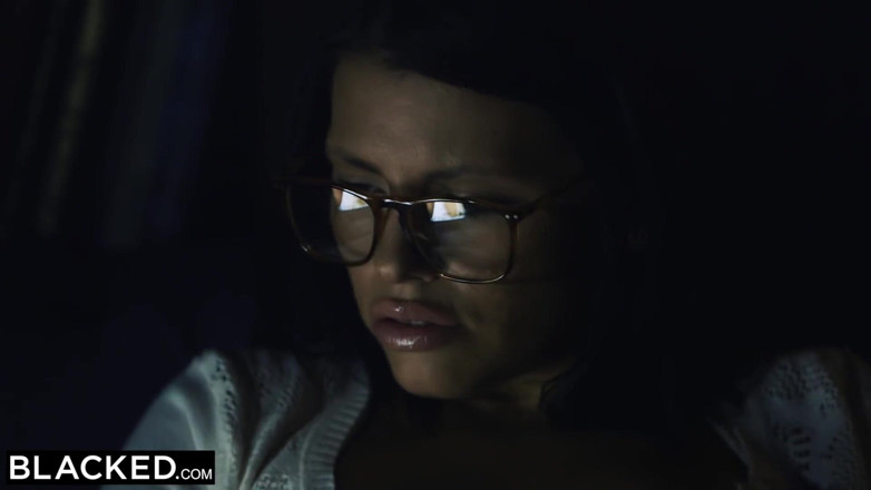 Blacked: kaale baalon vaali edriyaana chechik bibisi ki tikri leti hai