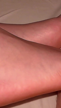 Éjaculation sur des pieds sexy en gros plan sur de jolis petits orteils