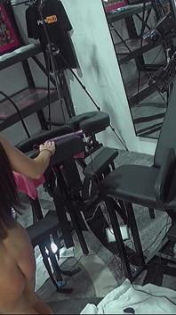 Bombeo de coño en el Fuckbench Milf recompensada por tomarlo por el culo en la gynoir Vista 7