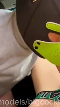 Stiefvader neukte stiefzoon in de smalle gladde kont van de femboy. Exclusieve inhoud hard