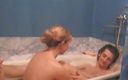 Young Libertines: Ateşli sabunlu banyo seks için mükemmel