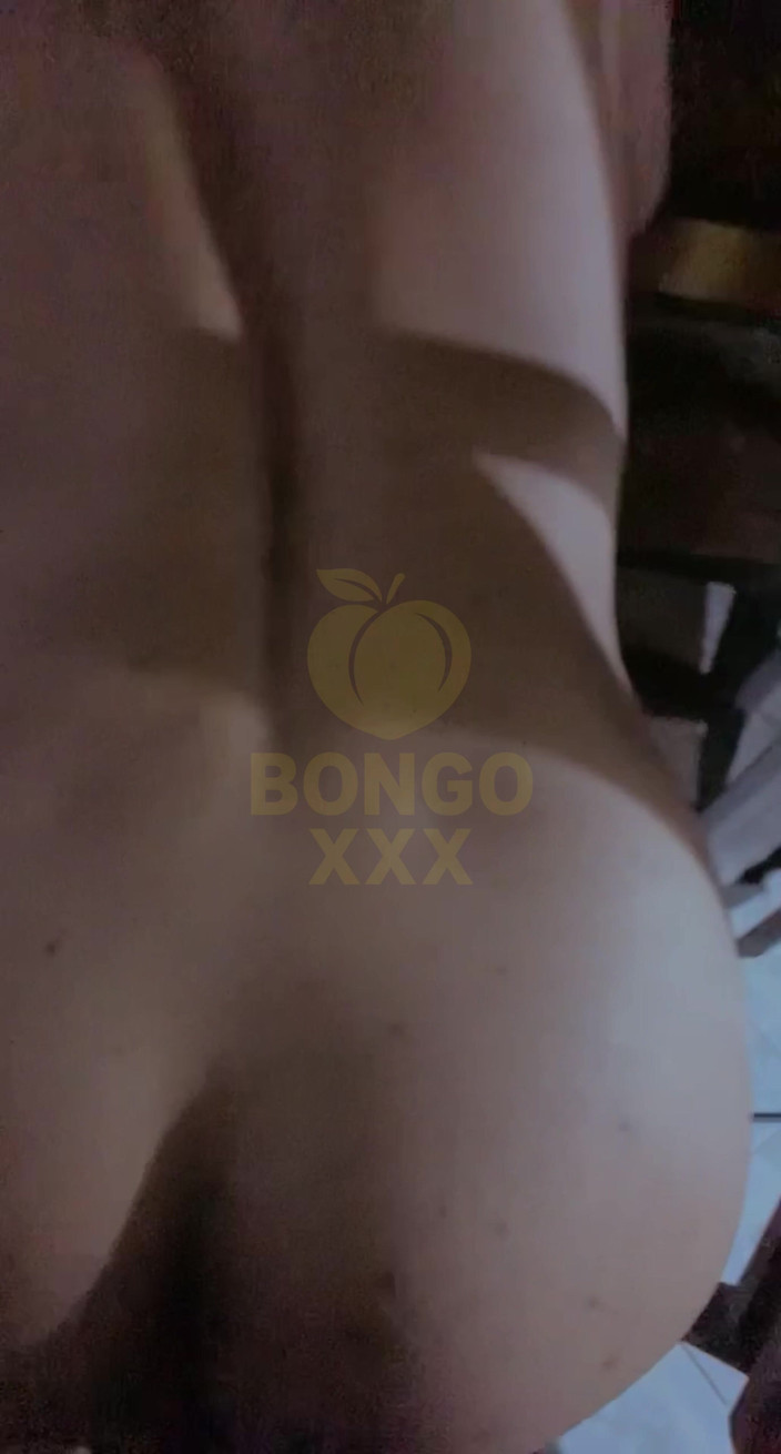 BongoXXX: 보지 창녀에게 너무 큰 사정을 당하는 그녀의 틴더 후장