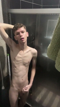Chudy Twink bierze prysznic i pokazuje pełne nagie ciało