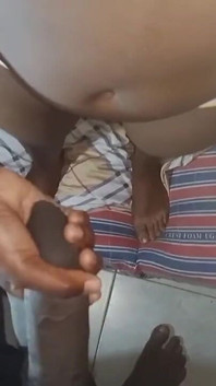 Abang tiri menemui adik tiri berbogel dan dia menjadi miang