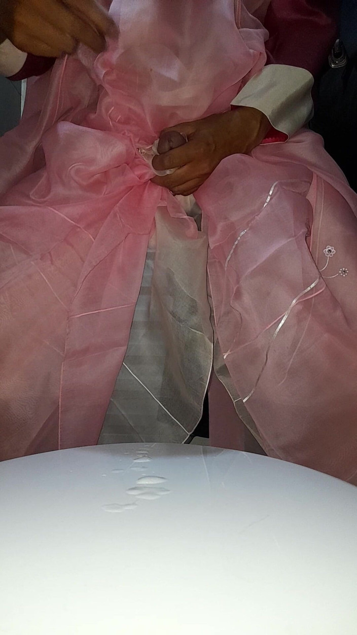 Naomisinka: Crossdresser cum bär hanbok koreansk traditionell klänning