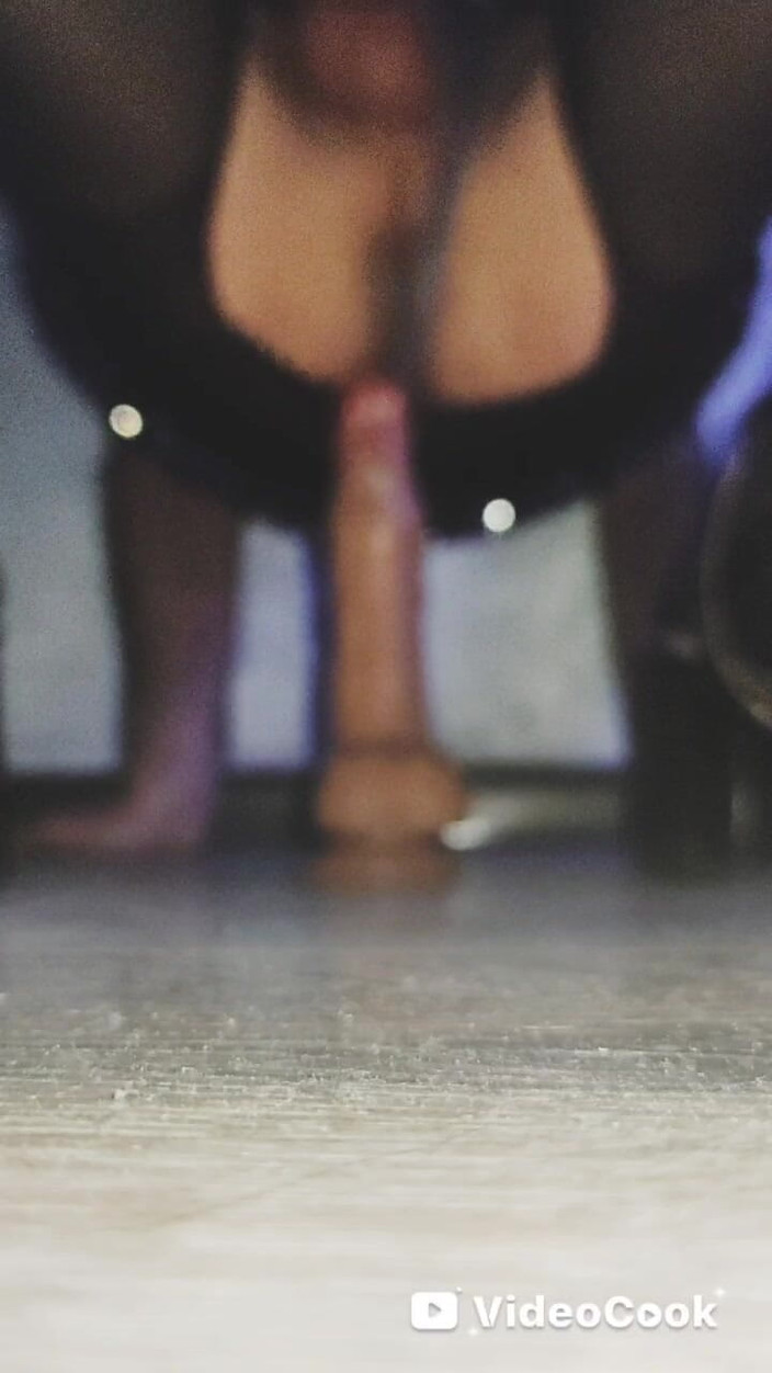 Lana Cross: Keren Sendiri