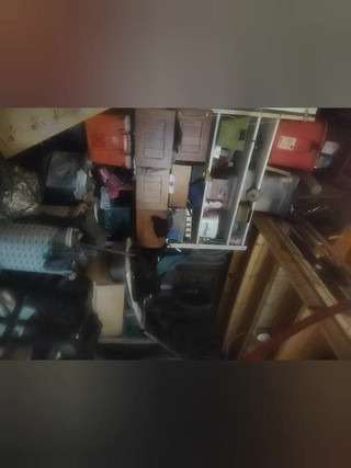 K8e Snow: Une travesti séduisante se déshabille et taquine dans une salle...