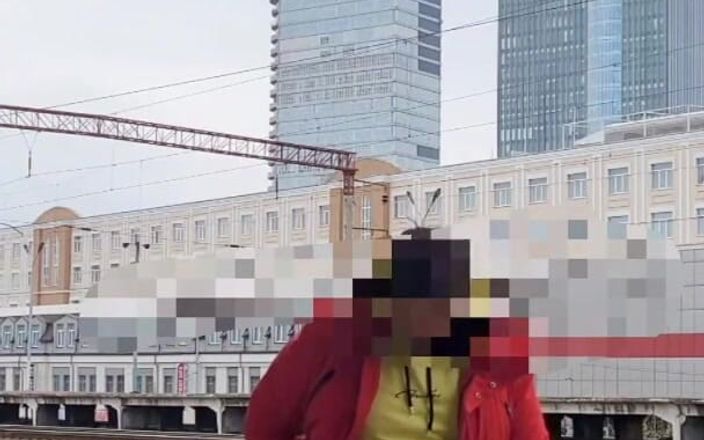 Wanker forever: बहुत गर्म जोखिम भरा सार्वजनिक मरोड़ना। रेलवे प्लेटफार्म पर मेरी हाथों से चुदाई