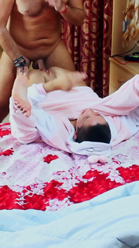 Sorellastra sorpresa a scopare nel culo patrigno e figliastra, Sesso anale in pigiama