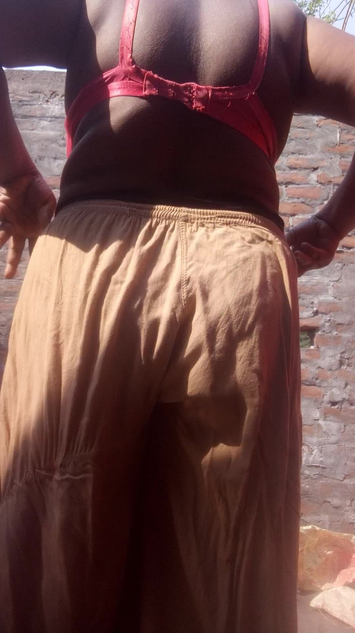 Sadia vabi: Bela universitária está fingaring em sua buceta