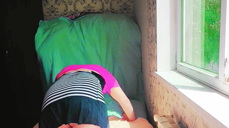 Kitty_Cross: 可爱的 Femboy 顽皮地炫耀蕾丝手套