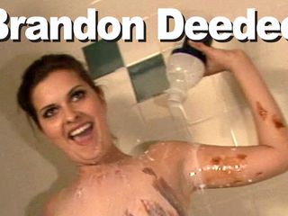 Edge Interactive Publishing: Brandon Deedee messy和肥皂洗澡