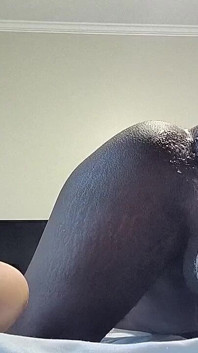 Femboy da đen mập mạp bắn tinh và xì hơi trên dương vật giả dày