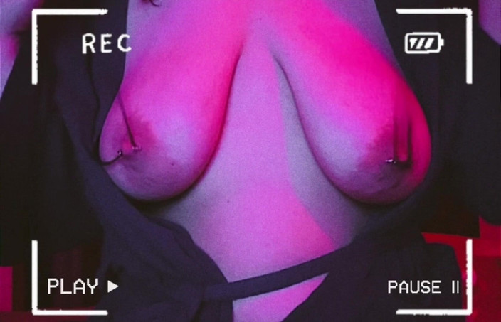 Mrs_KittyCat: 피어싱된 젖탱이로 노는 섹시한 밀프