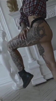 Gordita tatuada milf baila striptease