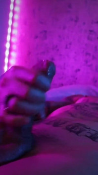 Twink tatuado caliente sacudiendo su gran polla sin cortar con aceite y disparando su semen