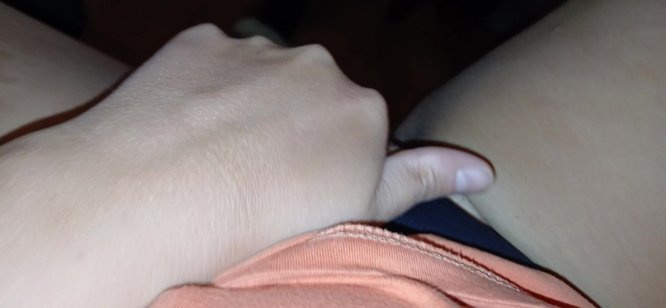 Lesbian-candys: 親に見つからないように夜にこっそりマスターベーションをしています