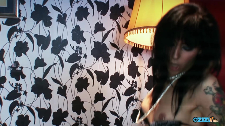 Zizi Vids: Esibizioni di bondage sono uno dei tanti ricordi che questa...