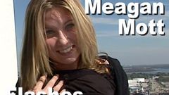 Edge Interactive Publishing: Meagan Mott ukazuje prsa a řetězec