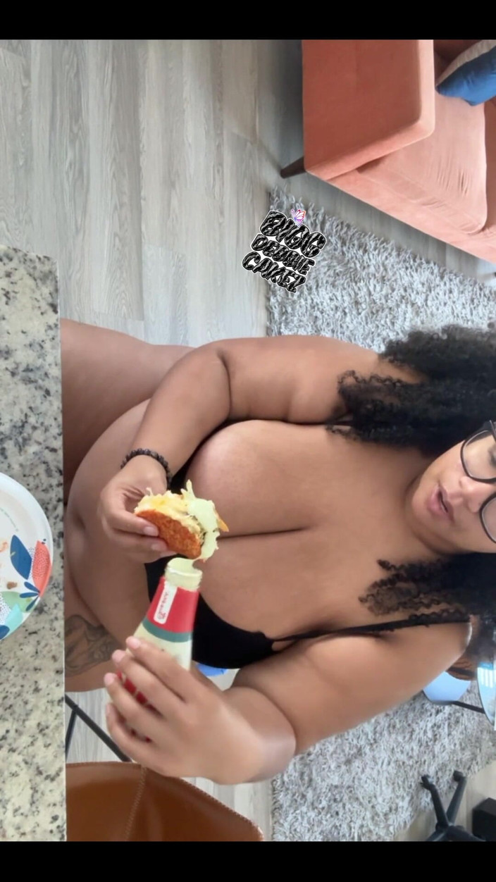 Biggdebbie solo: Biggdebbiecakez Mukbang