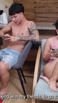 Nadržená kamarádka chce znovu videa, která viděli na internetu