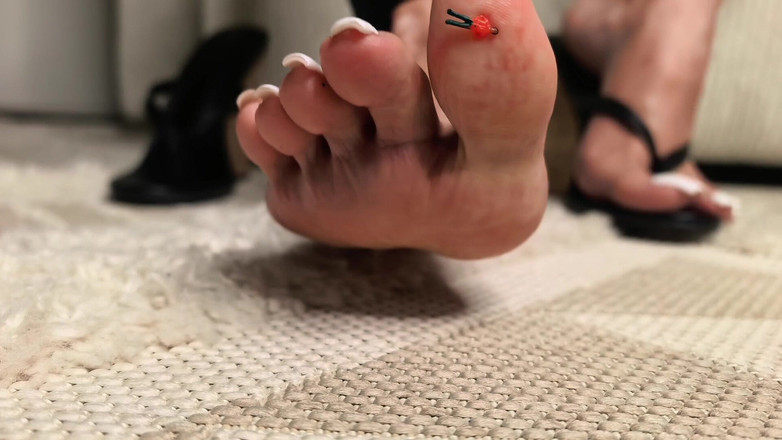 Goddess Lena: Mała ofiara pod moim palcem u stopy