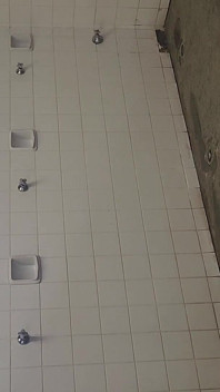 Spotkanie z nowymi wspólnymi prysznicami w basenie odwiedzającym