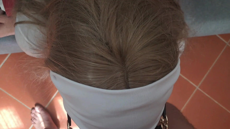LauraOnHeels: 拥有完美身材的熟女用吞咽提供完美的口交