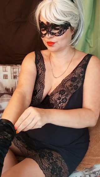 Mommy Inna: Mama ta vitregă dulce își mângâie curul și apoi își aduce pizda la...