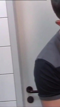 Güzel seksi evli kadın banyoda sikiliyor ve büyük amatör yarakla ağzına boşalıyor