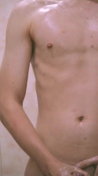 śliczny Twink Emanuel Kokichi Daje sobie piankową ręczną robotę pod prysznicem