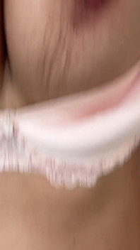 Saltando y rebotando mis enormes tetas en cámara lenta