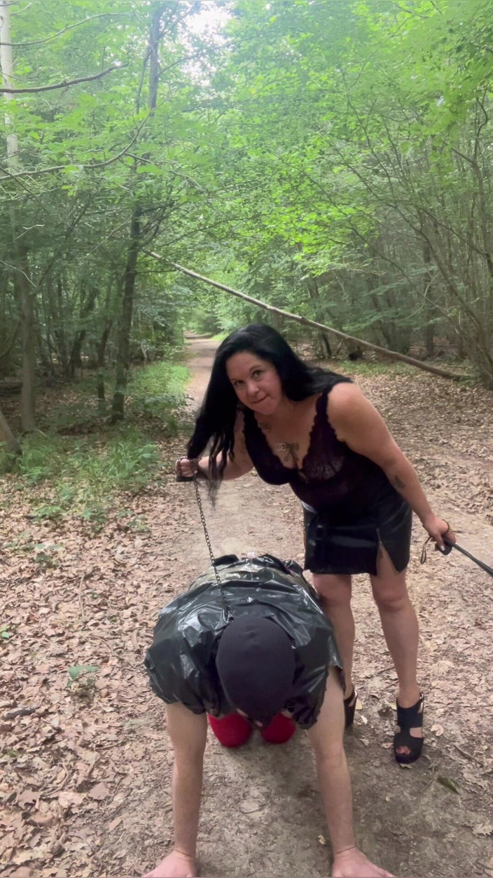 Maitresse Clara: Punição Na floresta...