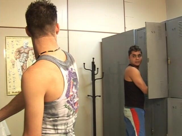 Gays Case: Gyminstructeur Andrey Andrade helpt latina Twink Alan Mendes om spierspanning...