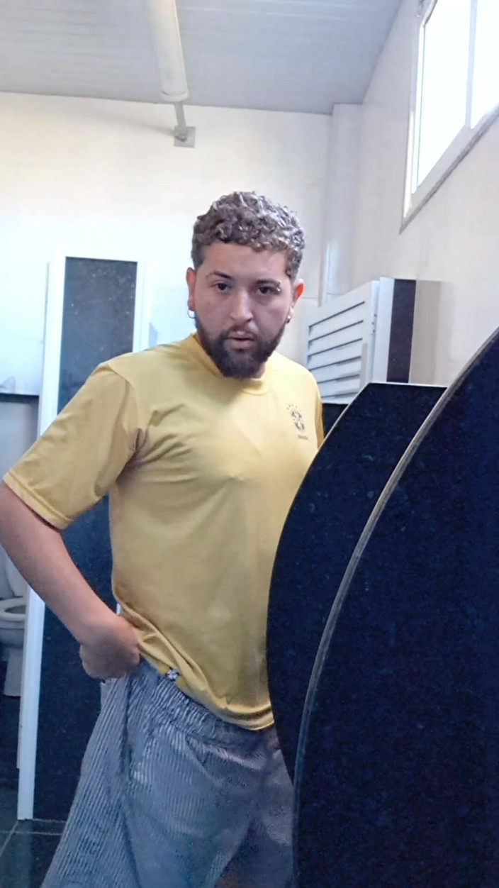 Marcosninfo: Estaba Sola En El Baño De La Tienda Y Oriné...