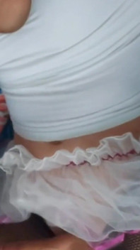 下から撮影された私のセクシーなメイド服で外で射精