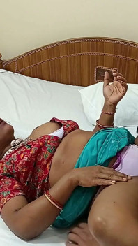 Frumoasa indiancă sexy Bhabhi Simran a împărțit patul și se fute romantic fierbinte cu iubitul ei