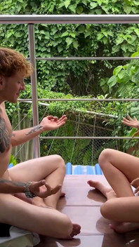 Rubia Invita a Su Amigo Vergon a Yoga En Casa Y Termina Cogiendolo