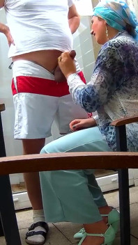 MILF muslim memberi saya handjob dan blowjob dan kemudian menelan air mani saya.